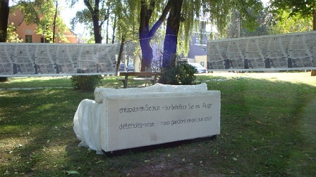 Eine Couch in einem Park ziert der Schriftzug: "entspannen Sie sich - wir behalten Sie im Auge". Um die Couch herum sind Transparente mit Fotos vom Landhausplatz aufgespannt